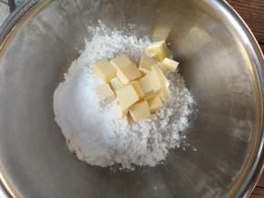 低筋面粉中加入盐、泡打粉和黄油