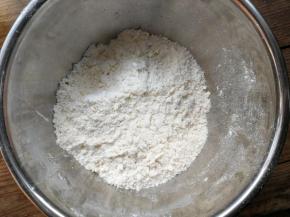将盐、泡打粉、黄油和面粉混合均匀，黄油搓碎粒与面粉混合