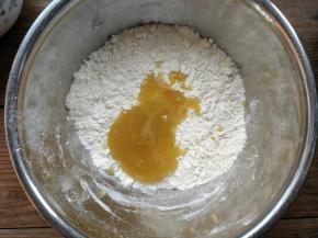 加入橙皮糖浆（没有橙皮糖浆，可以用蜂蜜、水饴或者麦芽糖代替），混合均匀