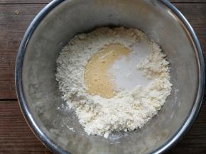 加入全蛋液和牛奶，混合均匀成面团