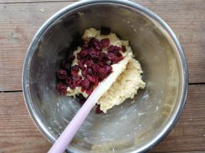 加入蔓越莓干，拌匀即可