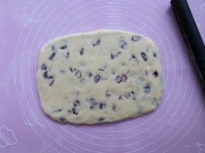 将面团移至揉面垫上，预先在揉面垫上撒干粉防粘，然后将面团擀开成厚度约1厘米的长方形