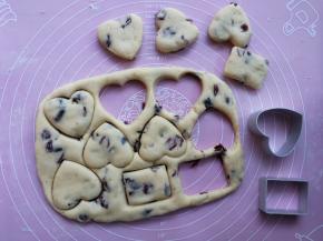 用模具压出形状，没有模具也可以直接切成三角形或其他形状