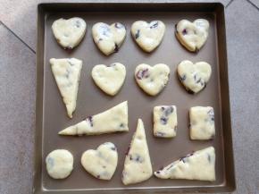 摆入不粘烤盘，然后在表面刷上一层蛋液