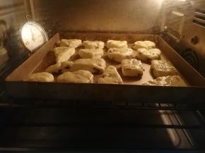 烤箱180度预热5分钟后，送入烤箱中层上下火180度烤20分钟左右