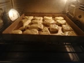 烤箱180度预热5分钟后，送入烤箱中层上下火180度烤20分钟左右