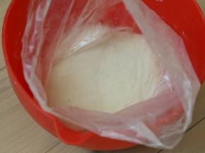 面粉200克加入盐2克拌匀，再加入酵母粉1克拌匀。
加入温水约125克和成团，放在保鲜袋中，饧30-60分钟分钟。
像这样就好了。