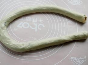从一边卷起来，蒙上保鲜膜饧上10多分钟。