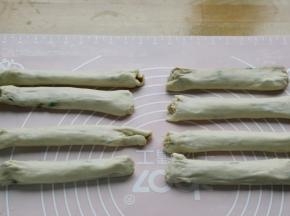 将面卷抻抻长，分割成8份长条。