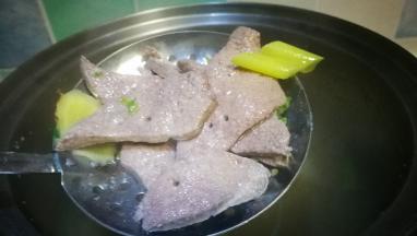 猪肝下锅加入葱姜煮熟 切成丝