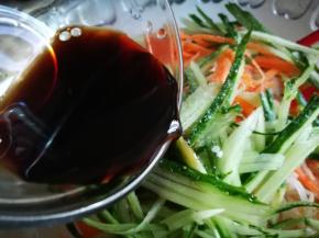 将用盐 白糖 醋 生抽调好的料汁倒入蔬菜丝中