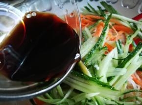 将用盐 白糖 醋 生抽调好的料汁倒入蔬菜丝中