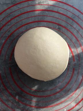 合成面团，盖上保鲜膜，在室温里发酵到4倍大