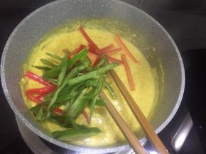 加入青红椒丝略煮