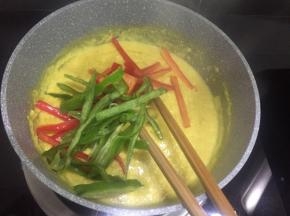 加入青红椒丝略煮