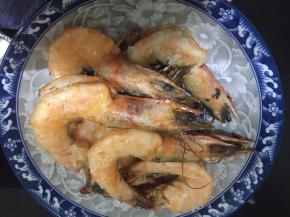 取出沥干油备用