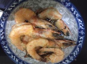 取出沥干油备用