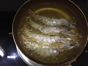 锅内油烧到7成热，放入虾，炸熟