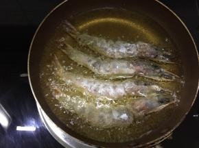 锅内油烧到7成热，放入虾，炸熟