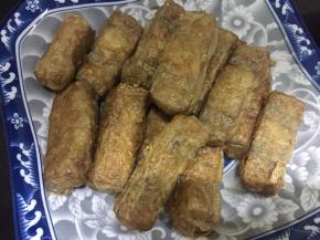 取出沥干油备用