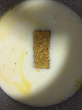 再取一个不粘锅制作咖喱汁：鸡蛋，牛奶打散，放入咖喱，中小火煮到咖喱融化，期间要不停搅拌，使咖喱蛋糊越细越好