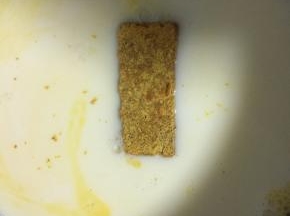再取一个不粘锅制作咖喱汁：鸡蛋，牛奶打散，放入咖喱，中小火煮到咖喱融化，期间要不停搅拌，使咖喱蛋糊越细越好