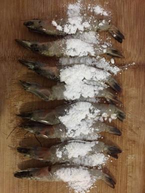 撒上干淀粉静置一会儿，让虾的水份把淀粉粘住