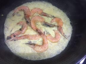 倒入大虾，加少许盐，中小火炖到收汁，起锅装盘