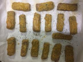 刷在豆腐表面，撒上黑胡椒碎和椒盐粉，烤箱预热200度，烤8-10分钟，中途要翻面哦