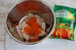 加入自己喜欢的口味的腌肉料。