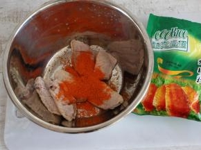 加入自己喜欢的口味的腌肉料。