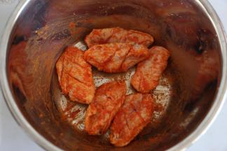 搅拌均匀，冷藏腌制一夜入味。