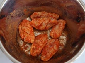 搅拌均匀，冷藏腌制一夜入味。