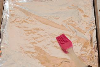 薄薄地抹一层食用油。