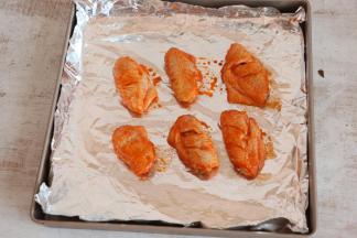 将鸡翅放入烤盘中。