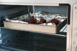 烤箱提前预热，200度20分钟，中途取出翻面。