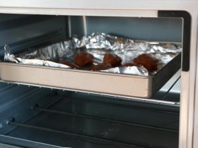 烤箱提前预热，200度20分钟，中途取出翻面。