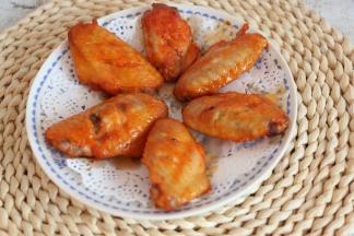 一边吃鸡翅，一边追剧，太美了。