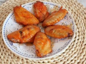 一边吃鸡翅，一边追剧，太美了。