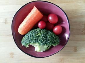 用到的蔬菜洗净。胡萝卜去皮。