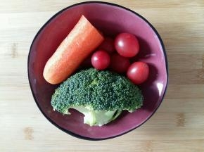 用到的蔬菜洗净。胡萝卜去皮。