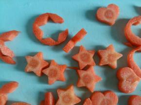 胡萝卜切片，用模具压出喜欢的造型，也可以不压。