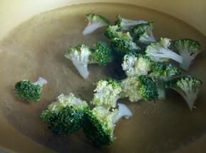 西兰花切小朵，开水下锅焯2分钟。