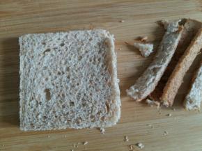 全麦土司切掉边。