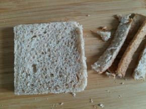 全麦土司切掉边。