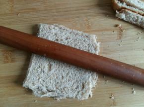 然后用擀面杖擀平。也可以先擀平后再切掉边。