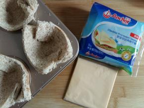 准备安佳芝士片。做了4个土司杯，用到2片芝士，每个土司杯用半片芝士。