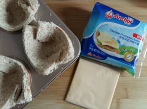 准备安佳芝士片。做了4个土司杯，用到2片芝士，每个土司杯用半片芝士。