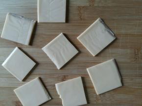 两片芝士切成8份。此时烤箱预热上下管140度5分钟。