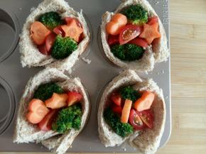 土司杯中放入准备好的蔬菜。